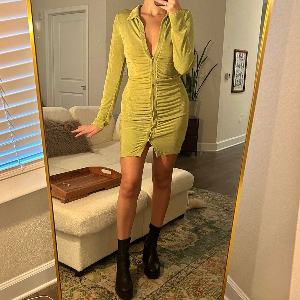 Wenrine button down ruched long sleeve collared mini dress. Size medium.